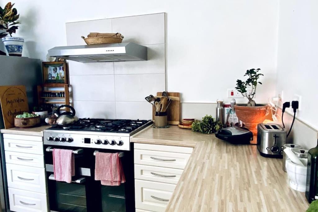 شقة Free Breakfast, Pool, Spacious Aircon Hideaway موستا المظهر الخارجي الصورة